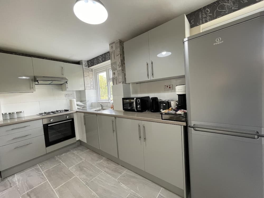 Enjoy Lovely 4 bed Apartment With Garden