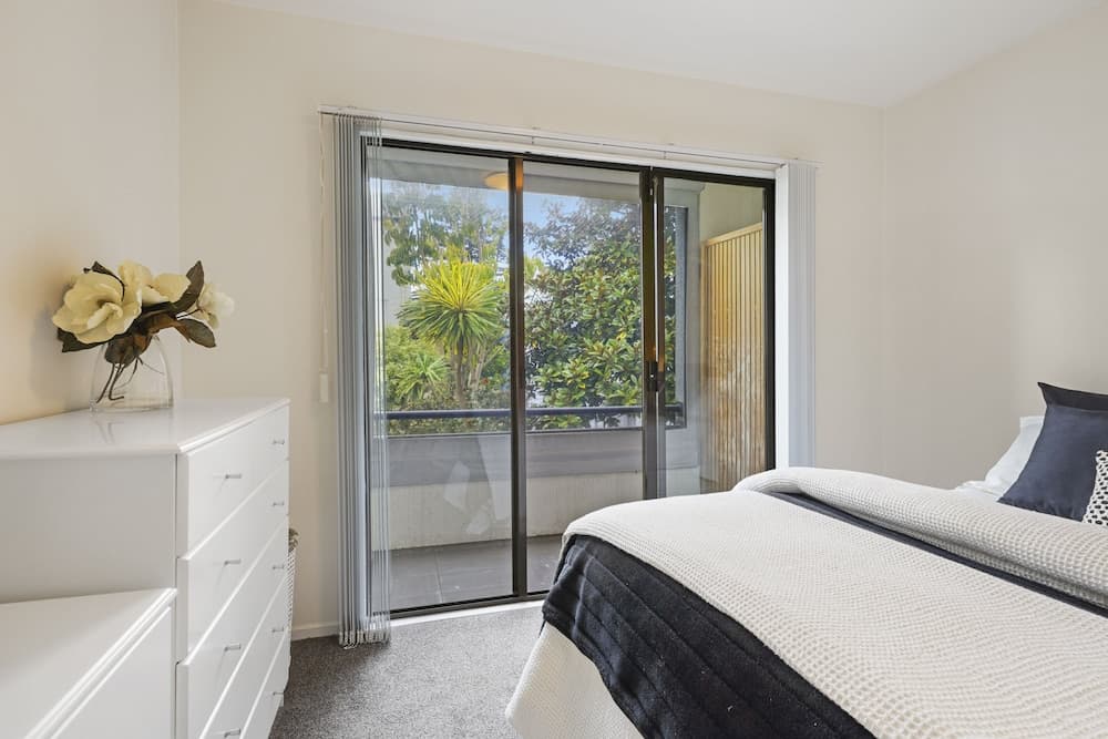 Stylish Central 2BR Apt nr Hospital