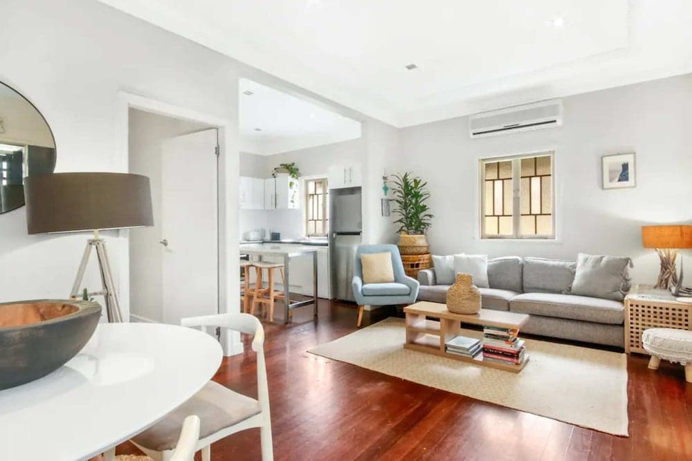 Lovely 2 Bedroom Terrace House in West End