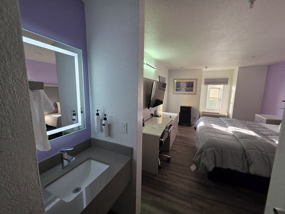 The Aqua Pacific Hotel