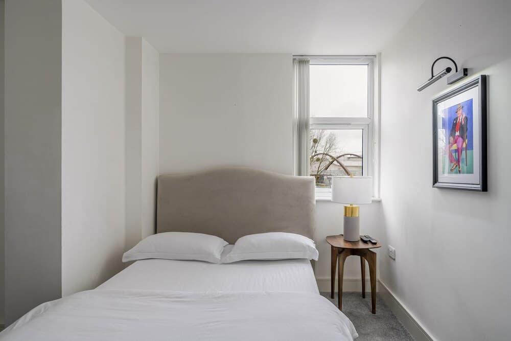 Luxurious 2 Bedroom Apartment With Free Parking