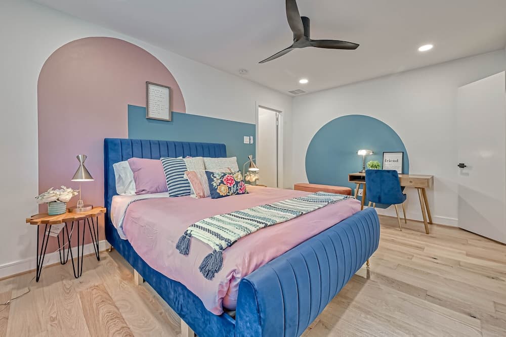 Barefoot in Spring Branch, Modern Chic Home With Private Pool, Gourmet Kitchen