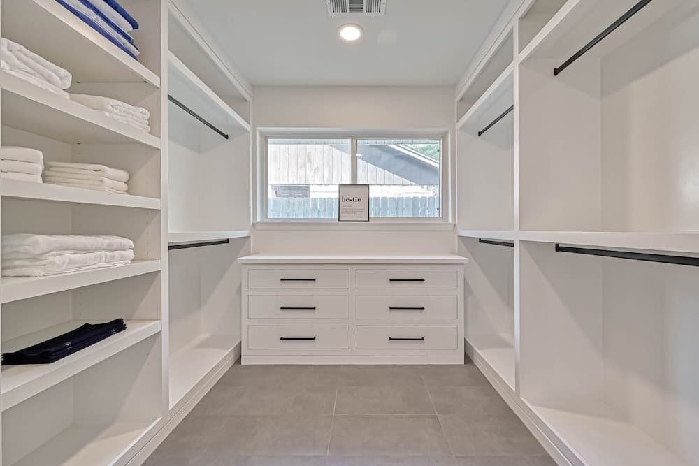 Barefoot in Spring Branch, Modern Chic Home With Private Pool, Gourmet Kitchen