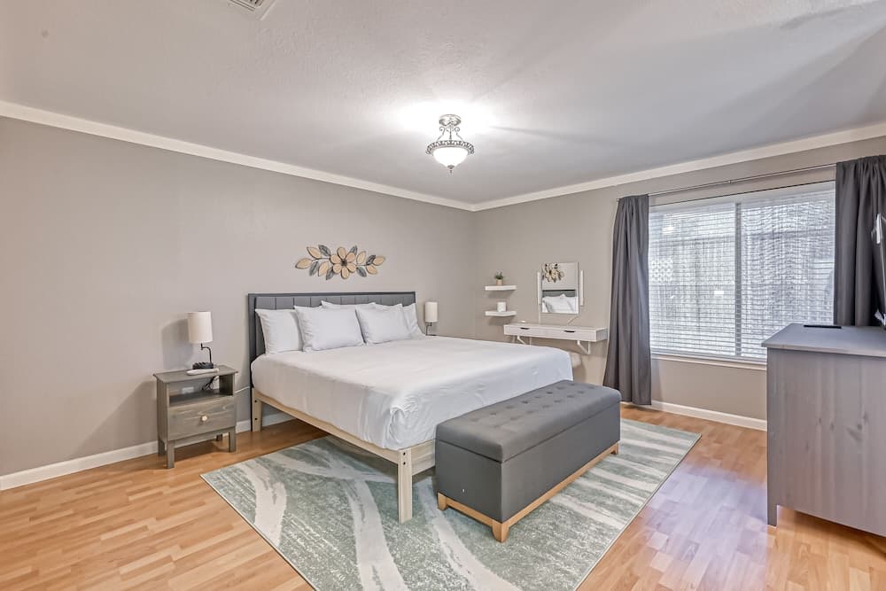 Fort Happy in Katy, 4BR 2 BT, Work-cation, Pet Friendly