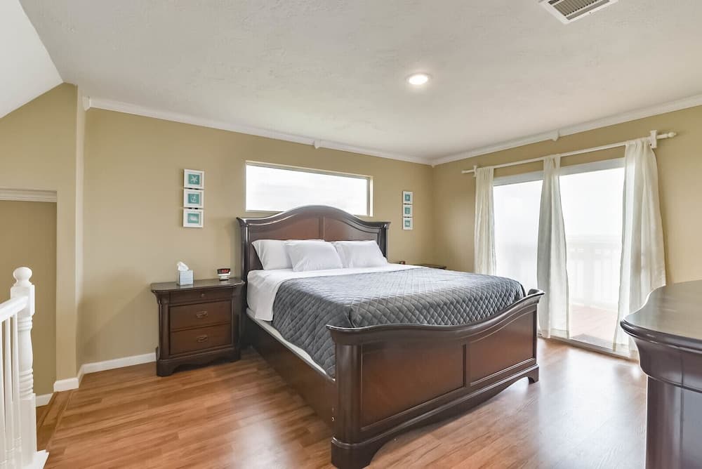 Fun in the Sun in Seabrook Kemah Huge Deck Games Fishing Pet Friendly