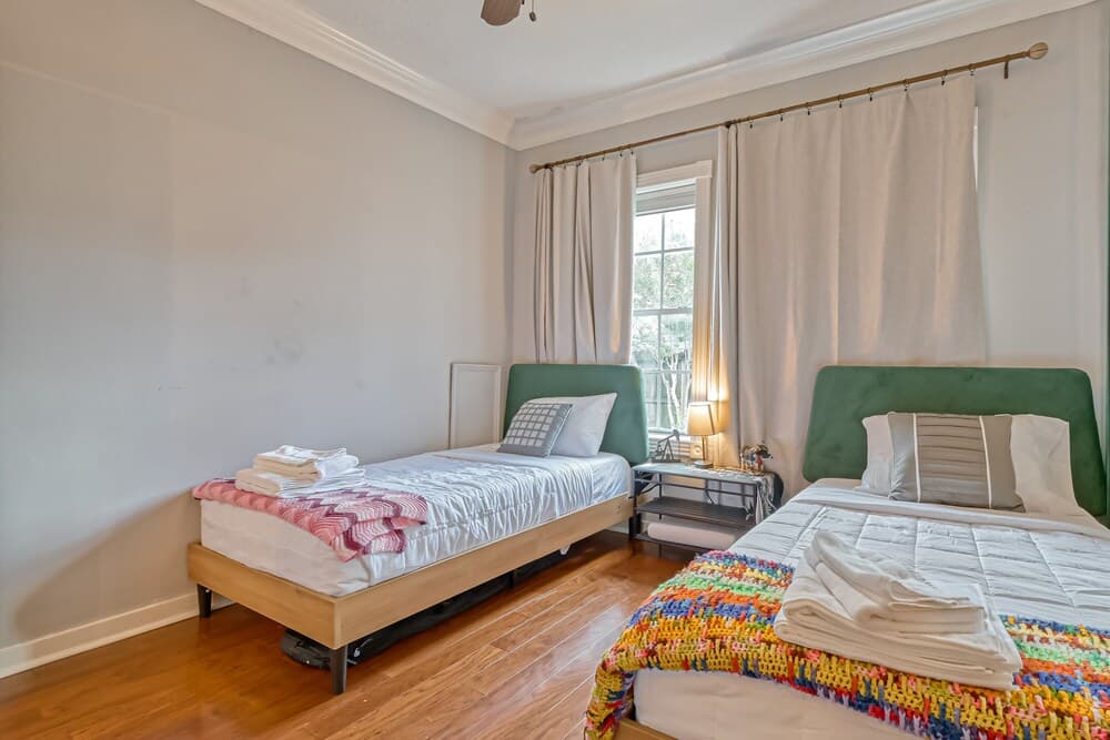 Heights Bungalow in Greater Heights Houston, Child-friendly, Work-cation, Sleeps 8