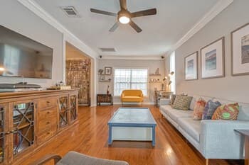 Heights Bungalow in Greater Heights Houston, Child-friendly, Work-cation, Sleeps 8