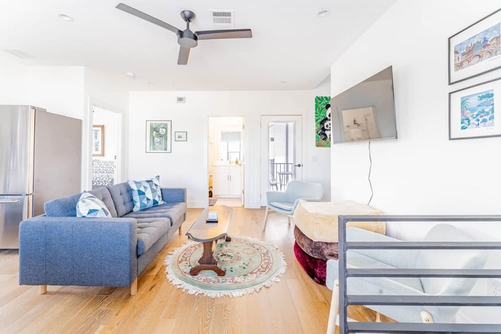 East Downtown 3BR Condo w Fast Wifi and Sleeps 8