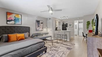 Cozy Chic Studio Close to Downtown and Domain