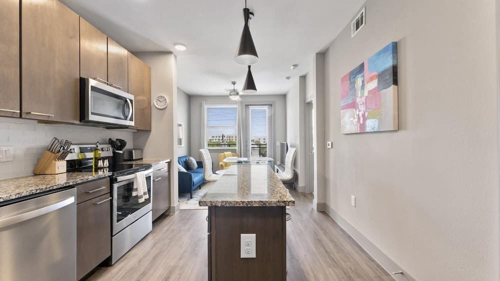 Modern 1BR King Suite Close to Downtown w Fast Wifi