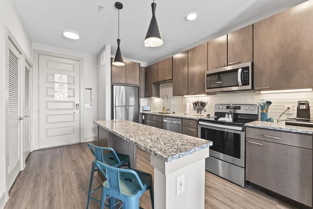 Cozy 1BR King Suite Close to Downtown w Fast Wifi