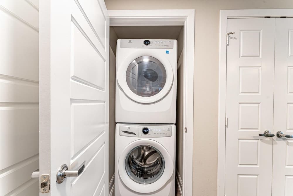 Grand 1BR King Suite Close to Downtown w Fast Wifi