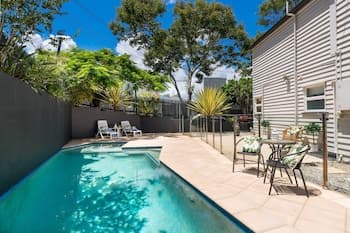 Family Home in Balmoral - Family Stays