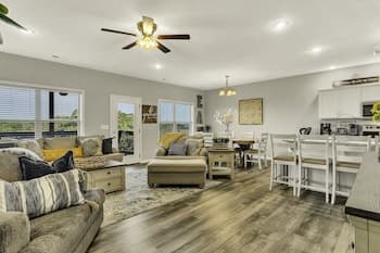 Sunset Bunker 3 Bedroom Condo by Redawning