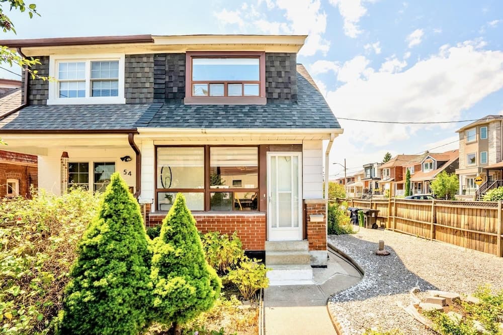 3BR Townhouse - St Clair West Village w Parking