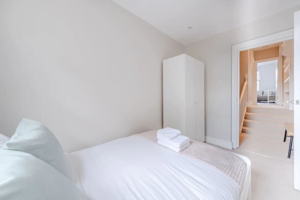 Airy 2 Bedroom Apartment Next to Clapham Common