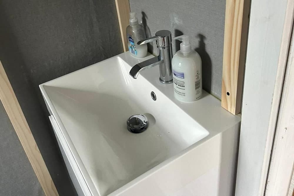 Large Glamping Hut - Riverview 13