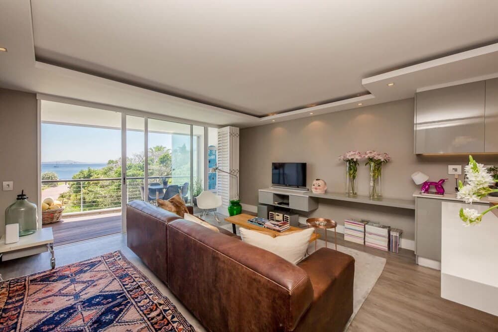 Wonderful Secure Apartment Walking Distance to Waterfront African Anchor