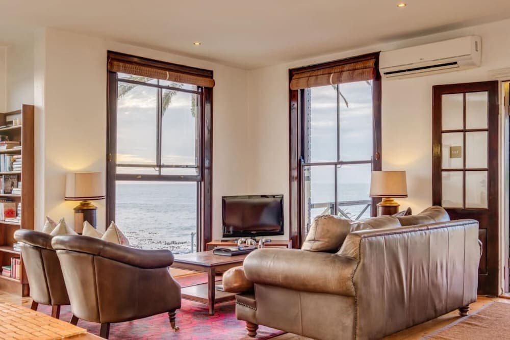 Colonial-style Camps Bay Apartment With Ocean Views and Private Pool Area CBT Lodge