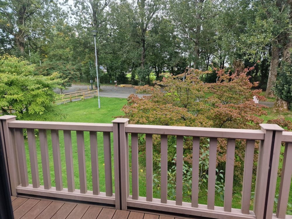 Luxury Lodge - Sleeps 4, hot tub & Parking