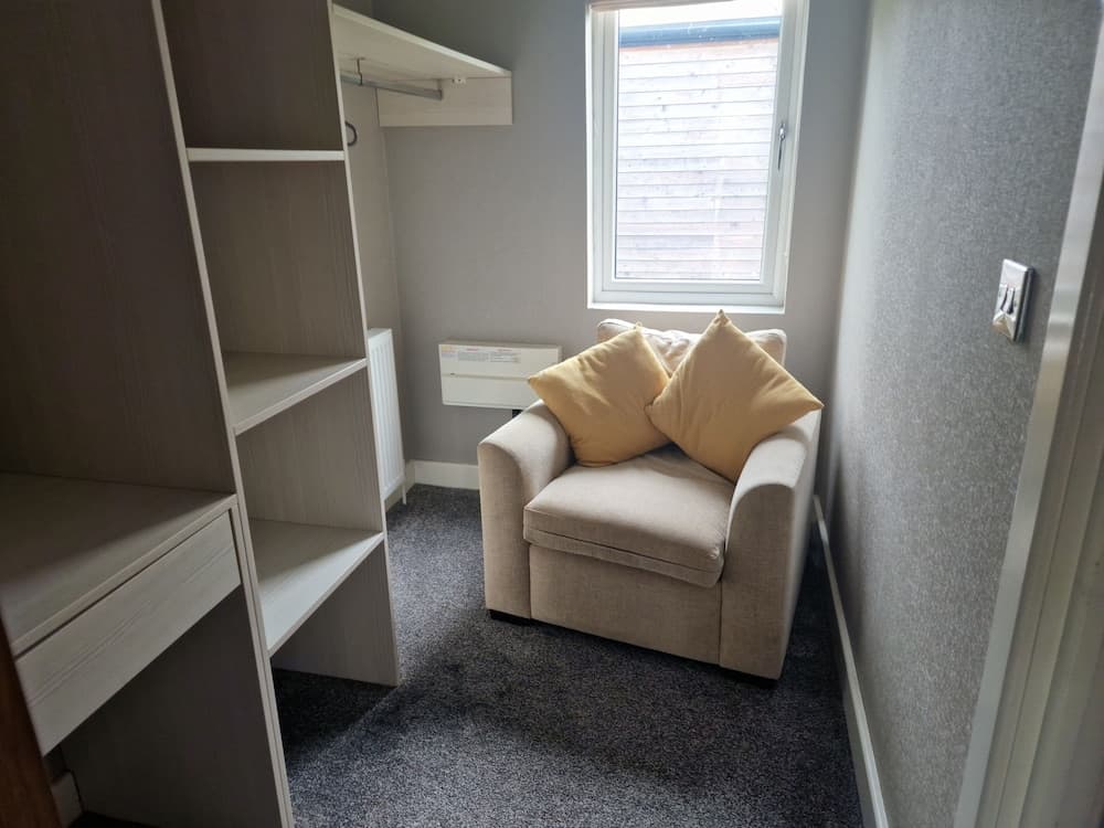 Luxury Lodge - Sleeps 4, hot tub & Parking