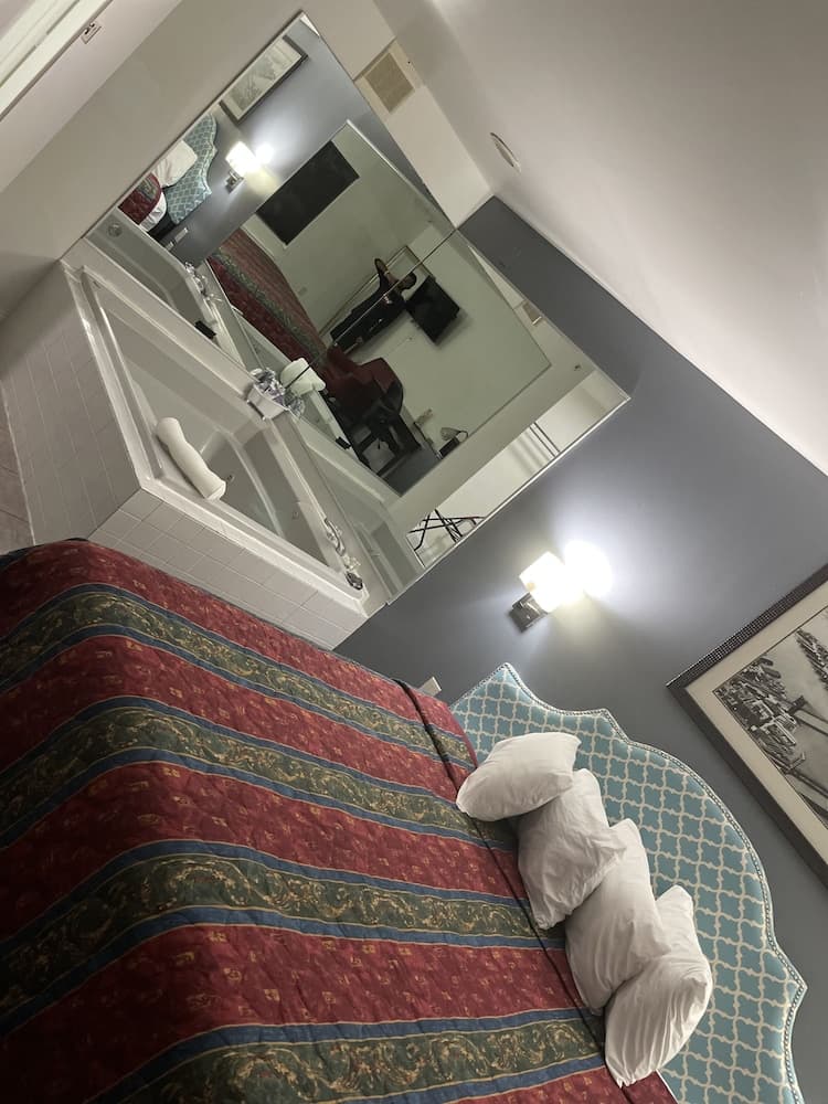 Greenwoods Inn & Suites