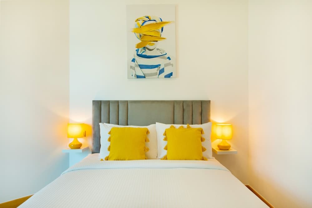 Maison Privee - Stylish Apt with Large Patio close to the Beach