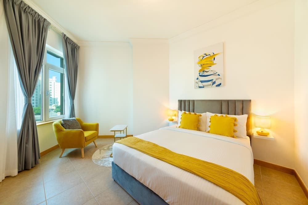 Maison Privee - Stylish Apt with Large Patio close to the Beach