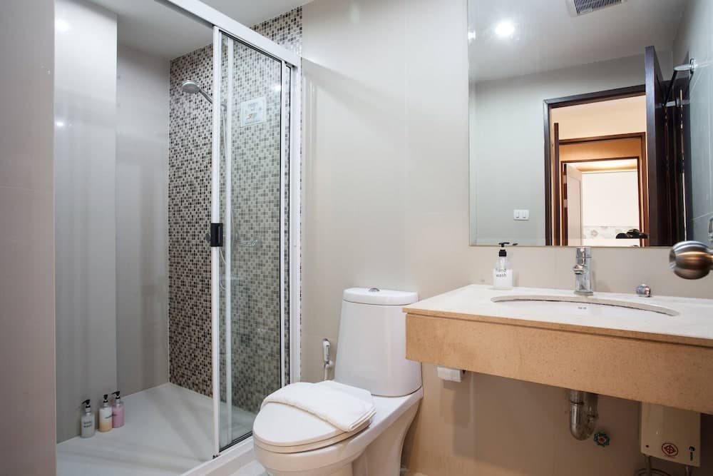 4A - 2 Bedroom Downtown Apartment With Shared Pool