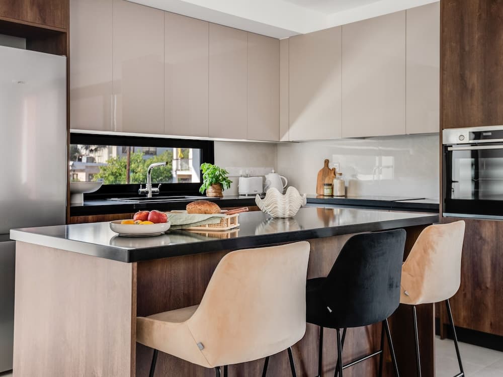 Sanders Violet Court - Chic 3-bdr Apt w Balcony