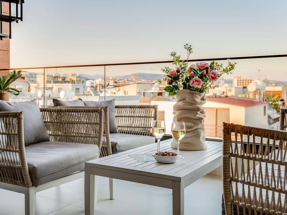 Sanders Violet Court - Open 3-bdr Apt w Balcony