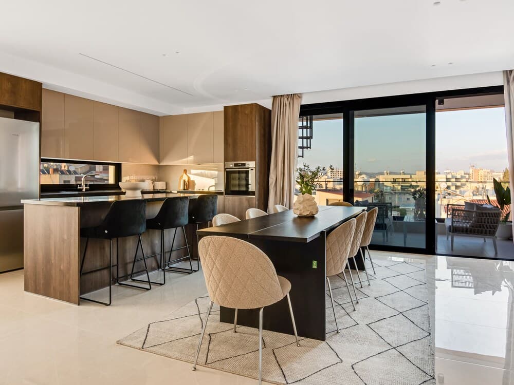 Sanders Violet Court - Open 3-bdr Apt w Balcony