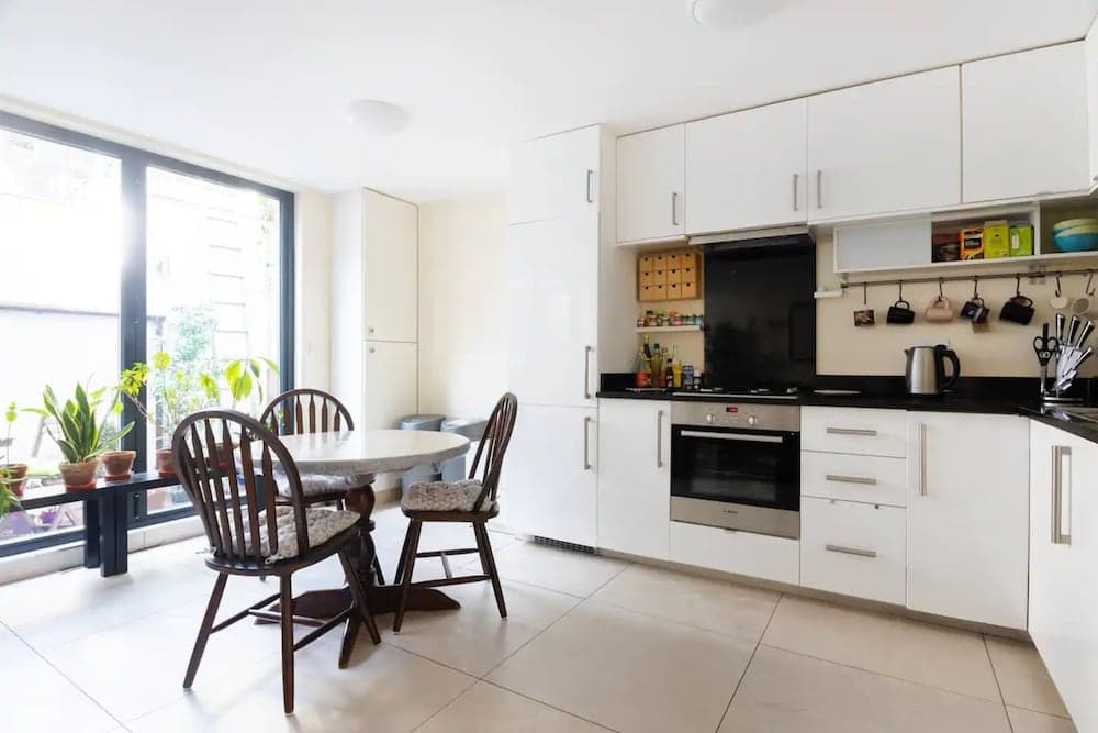 Stylish 2 Bedroom Apartment in the Heart of Shepherds Bush