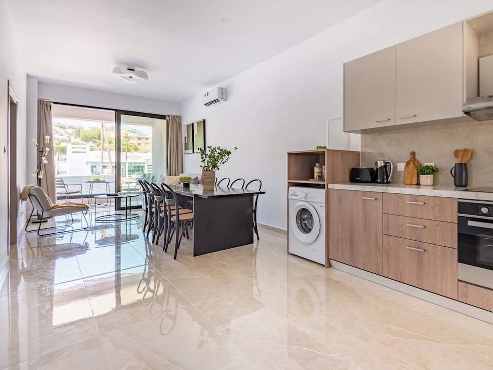 Sanders River Plaza - Fine 1 Bedroom Apt With Balcony