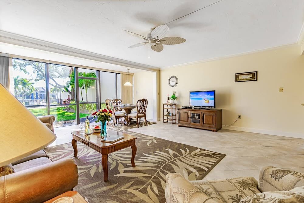 Midnight Cove II Bldg 5, 1st Fl Close to Pool