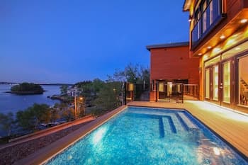Lux Exec Home HFX Waterfront Pool Hot Tub