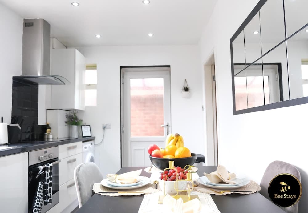 Northway House - Close to M62 and M6