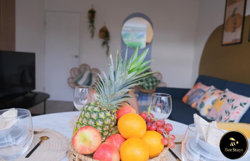 Caldecott House - Close to M60 and M62