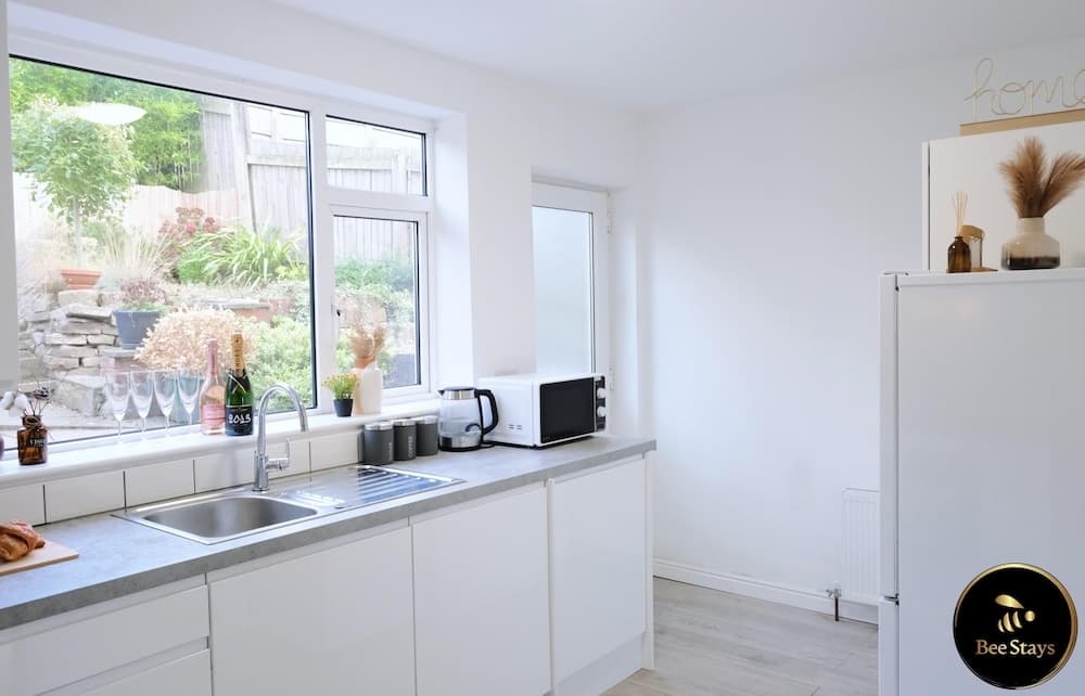 Caldecott House - Close to M60 and M62