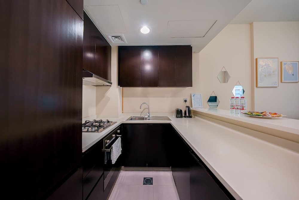 Tanin - Apartment Amidst Lively Area With Pool and Balcony