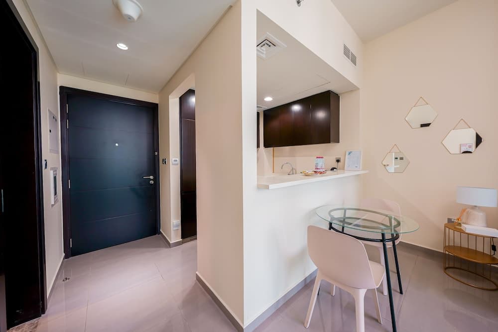 Tanin - Apartment Amidst Lively Area With Pool and Balcony