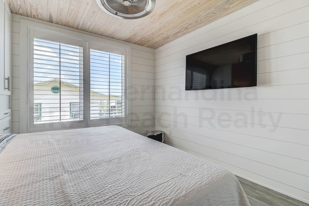 226 Sf 2nd Floor 3 Bedroom Townhouse by RedAwning