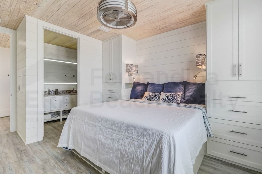 226 Sf 2nd Floor 3 Bedroom Townhouse by RedAwning