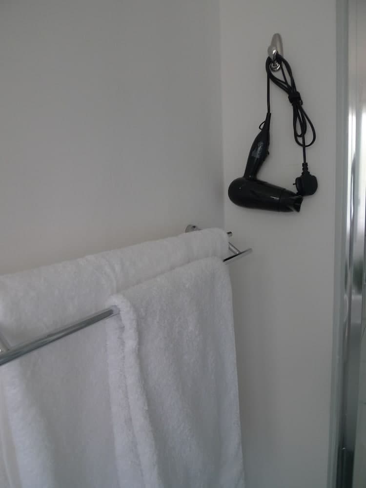 Whole Apartment With Balcony, Breakfast & Parking