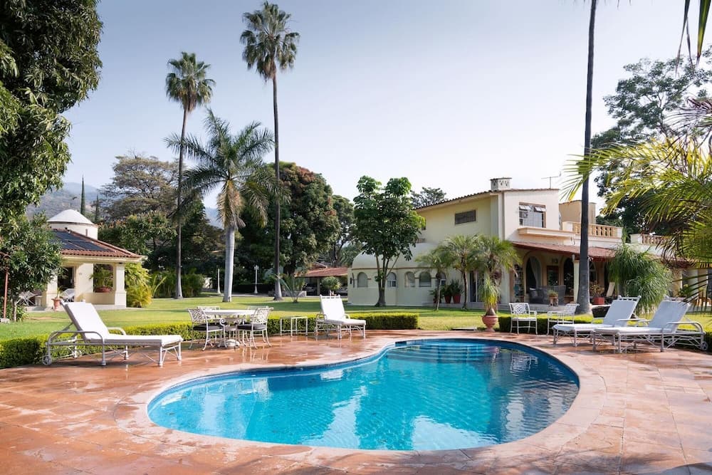 Casa con Alberca Frente al Lago Lakefront House one Step Away From the Melacon