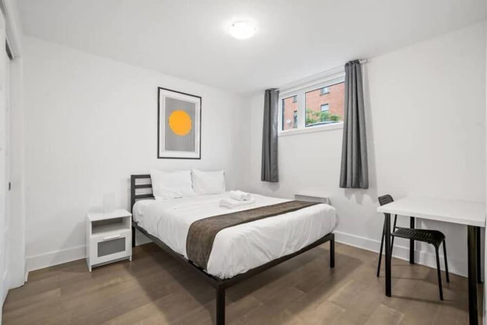 Downtown Metro Frontenac 2 BR new Apartment max 6p