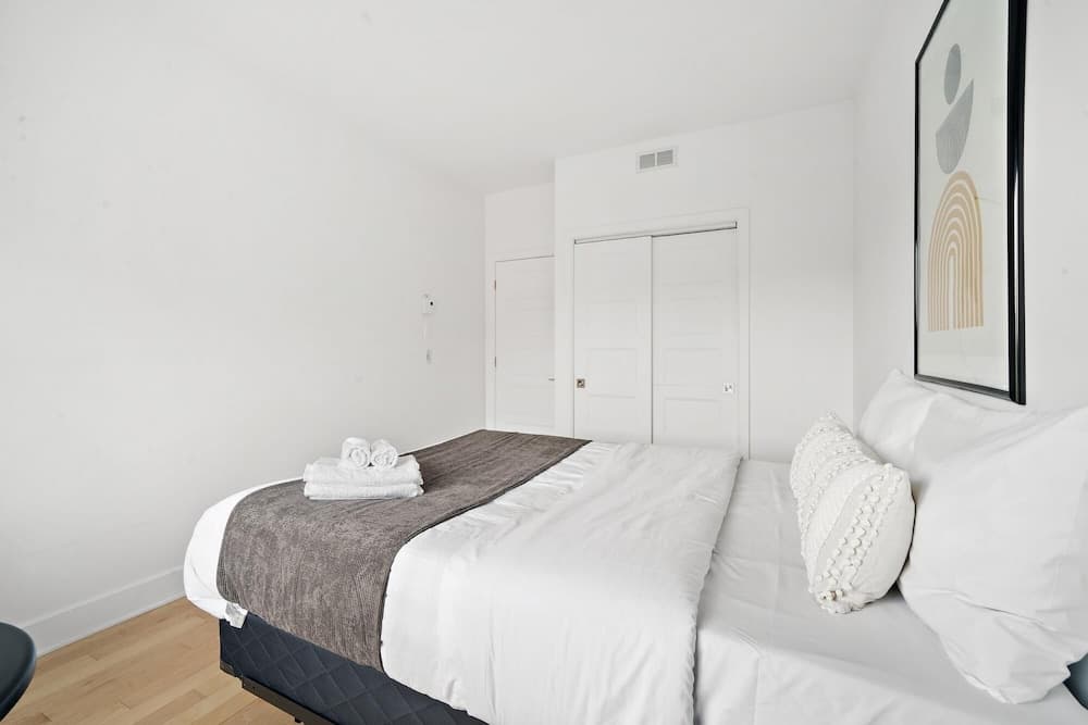 Private Roof top Patio Downtown Metro Frontenac