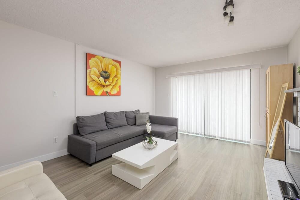 Huge 4 Bedroom Upper Suite Good for 10 People