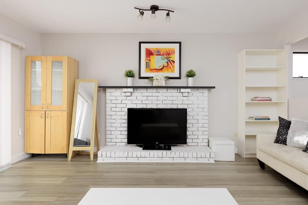 Huge 4 Bedroom Upper Suite Good for 10 People