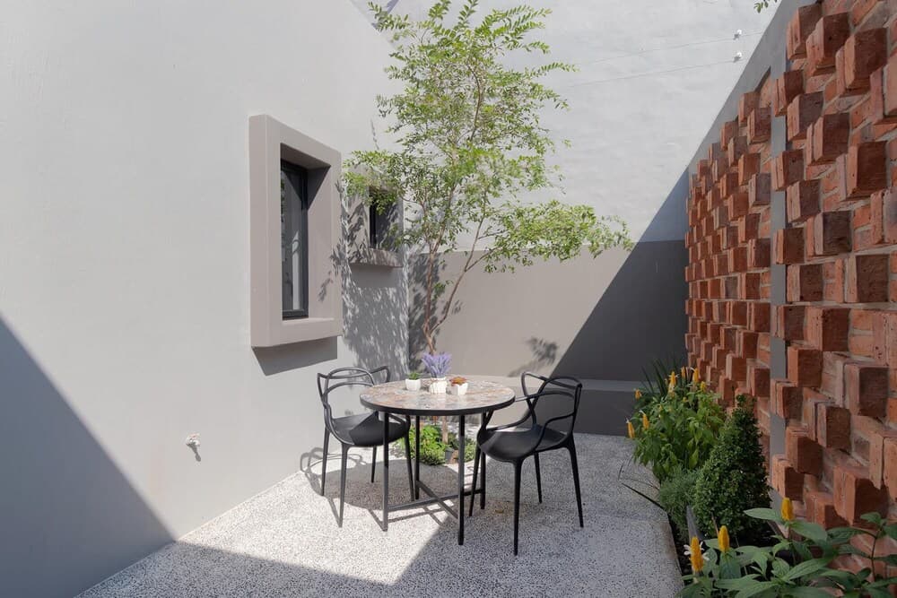 Modern Light-filled Apartment With Private Garden